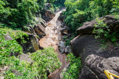 Kahverengi su Ob Luang Ulusal Parkı 'nda akıyor, Tayland.