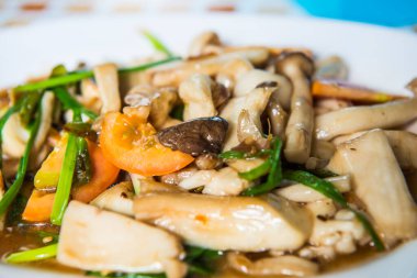 İstiridye sosu, Tayland ile üç mantar karıştırın.