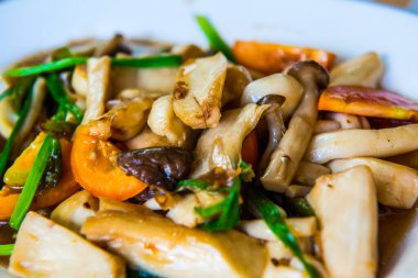 İstiridye sosu, Tayland ile üç mantar karıştırın.