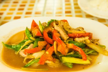 Taze biberli baharatlı domuz eti, Tayland.