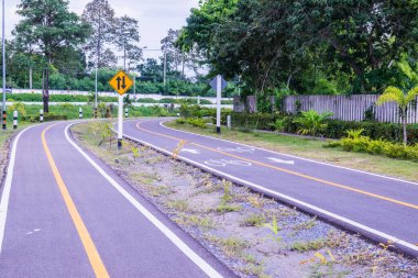 Tayland 'ın Chiangmai şehrinde bisiklet yolu.