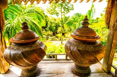 Tayland 'da parkta bir sürahi terracotta..