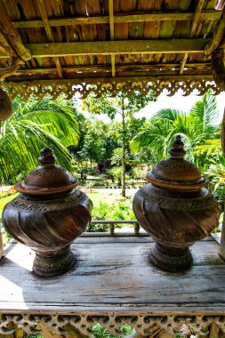 Tayland 'da parkta bir sürahi terracotta..