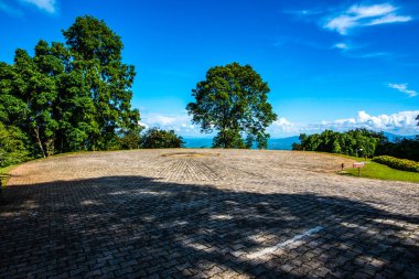 Dağ manzaralı helikopter pisti, Chiang Rai vilayeti..