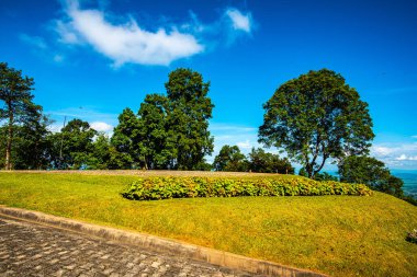 Dağ manzaralı güzel bir park. Doi Tung Villa, Chiang Rai vilayetinde..