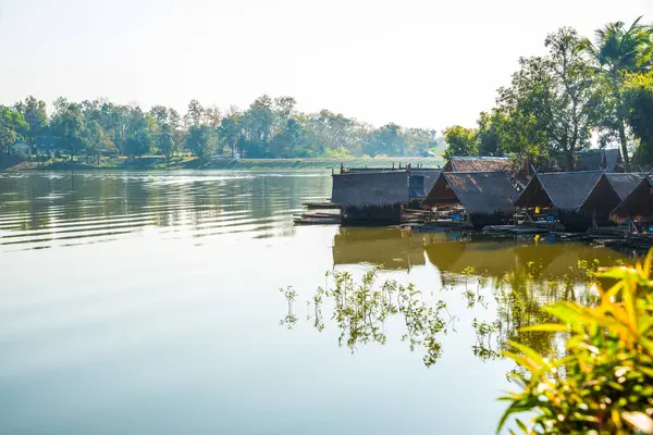 Tayland 'ın Chiangmai ilindeki Huay Tueng Tao gölünün manzara manzarası.