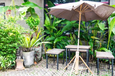 Tayland 'da parkta masa hazır..