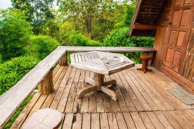 Tahta masa setiyle Tayland tarzı teras, Tayland.