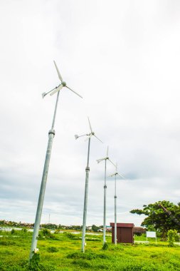 Tayland 'ın Phayao ilinde küçük bir rüzgar türbini.