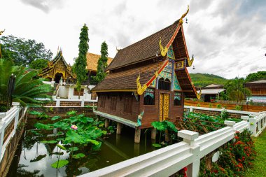 Phuttha Eoen tapınağındaki eski kilise, Tayland.