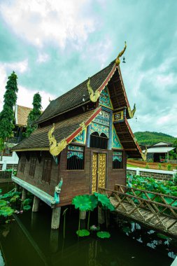 Phuttha Eoen tapınağındaki eski kilise, Tayland.