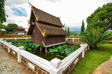 Phuttha Eoen tapınağındaki eski kilise, Tayland.