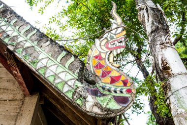 Tayland 'daki Tayland tapınağının çatısında Naga heykeli.