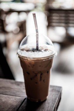 Tahta Masa üzerinde buzlu süt çayı, Tayland.