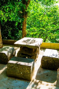 Tahta masa, Tayland ormanının görüş açısına kurulmuş..