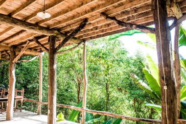 Tayland 'da bir Tayland evinin altında.