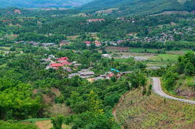 Chiang Mai, Tayland 'da Mae Chaem bölgesinin dağ manzaralı tarım alanı.