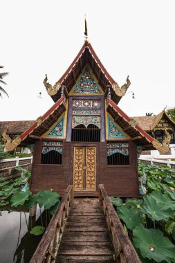 Phuttha Eoen tapınağındaki eski kilise, Tayland.