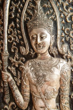 Tayland 'da, tapınakta gümüş oyma sanatı.