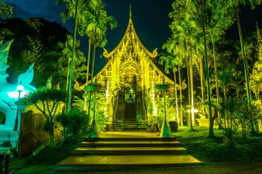 Alacakaranlık Zamanı, Tayland 'daki Darabhirom Ormanı Manastırı' nın Büyük Vihara 'sı..