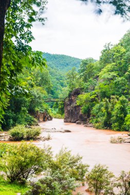Ob Luang Ulusal Parkı, Tayland 'da nehrin üzerinde küçük bir köprü..