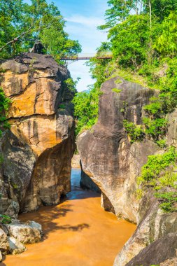 Ob Luang Ulusal Parkı, Tayland 'da nehrin üzerinde küçük bir köprü..