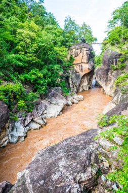 Tayland 'daki Ob Luang Ulusal Parkı' nda büyük uçurumu olan küçük bir köprü..