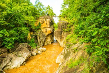 Tayland 'daki Ob Luang Ulusal Parkı' nda büyük uçurumu olan küçük bir köprü..