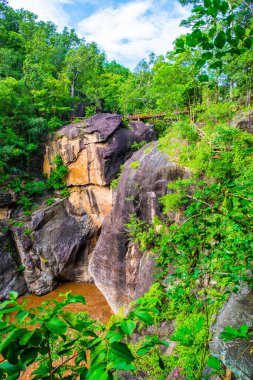 Tayland 'daki Ob Luang Ulusal Parkı' nda büyük uçurumu olan küçük bir köprü..