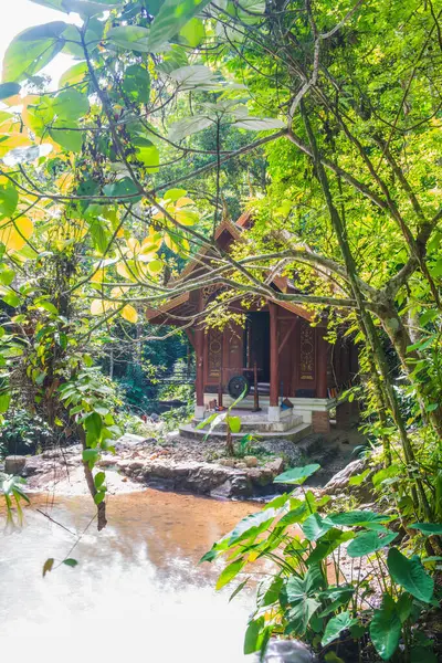 Tayland 'daki Kantrapruksa Tapınağı' ndaki Tayland kilisesi..