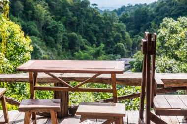 Tahta masa, Tayland ormanının görüş açısına kurulmuş..