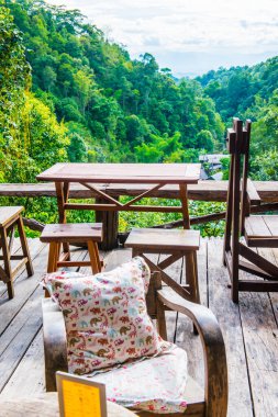 Tahta masa, Tayland ormanının görüş açısına kurulmuş..