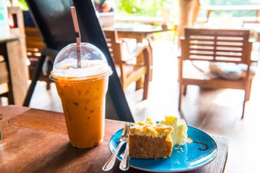 Buzlu sütlü çay, masada kek, Tayland.