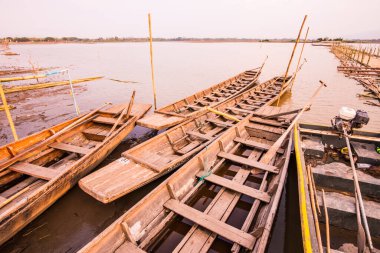 Tayland usulü gölde bir tekne, Tayland