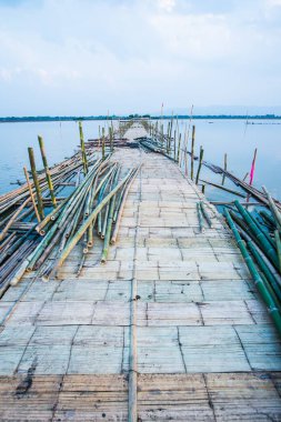 Tayland 'da, gölde Bambu Köprüsü