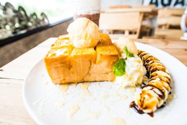 Dondurma ve beyaz tabak, Tayland