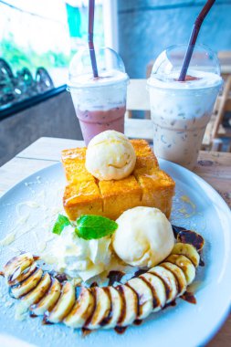 Dondurma ve beyaz tabak, Tayland