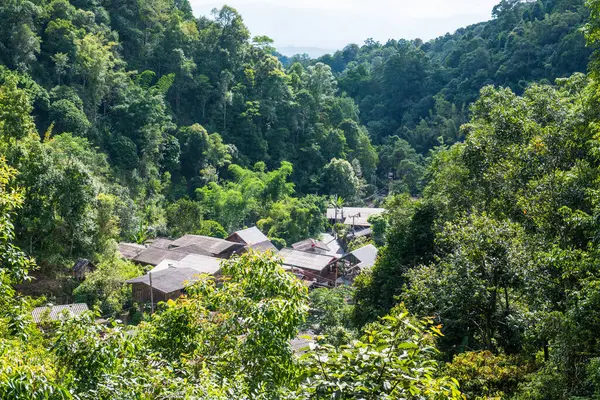 Tayland 'da ormandaki küçük bir köy..
