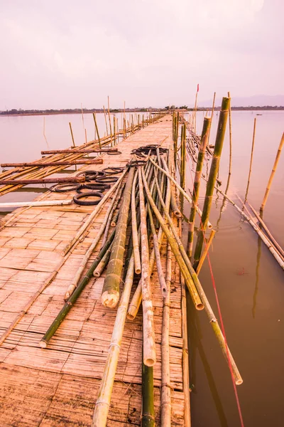 Tayland 'da, gölde Bambu Köprüsü