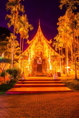 Alacakaranlık Zamanı, Tayland 'daki Darabhirom Ormanı Manastırı' nın Büyük Vihara 'sı..
