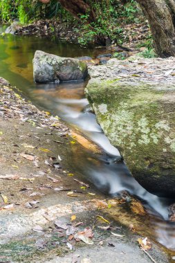 Doğal Park, Tayland 'da Wang Bua Ban şelalesinde su akışı.
