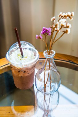 Plastik bardakta buzlu kakao, Tayland.