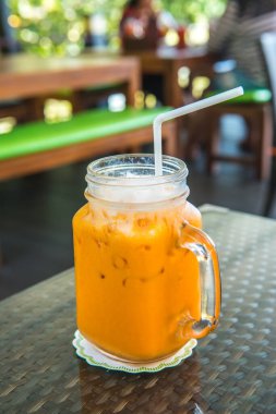 Modern Cam, Tayland 'da Buzlu Süt Çayı.