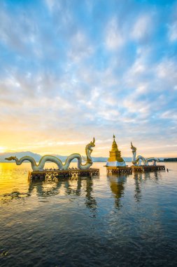 Beyaz Naga heykeli Kwan Phayao, Tayland 'da.