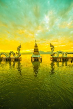 Beyaz Naga heykeli Kwan Phayao, Tayland 'da.