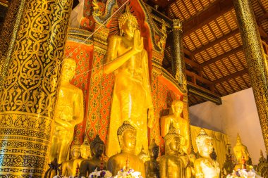 Wat Chedi Luang Tapınağında Buda duruyor, Tayland.