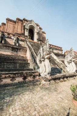 Tayland 'daki antik Varaviharn tapınağı Chediluang pagoda.