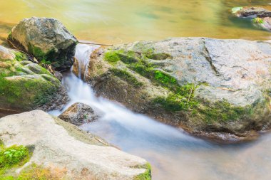 Su Maesa Noi Şelalesi 'nde akıyor, Tayland.