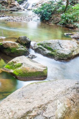 Su Maesa Noi Şelalesi 'nde akıyor, Tayland.