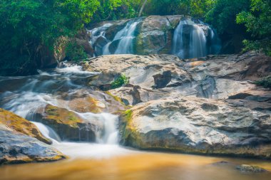 Maesa şelalesinin manzarası, Tayland.